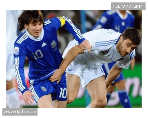 足球场惊现神秘球星引发热议 球迷纷纷猜测身份究竟是谁