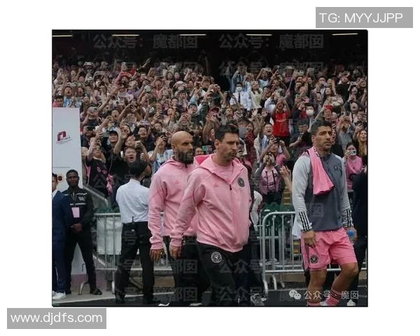 足球巨星亲临拜访粉丝引发热烈反响 探秘球场之外的真实生活